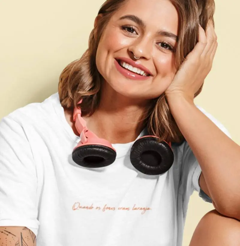 Quando os fones eram laranja.