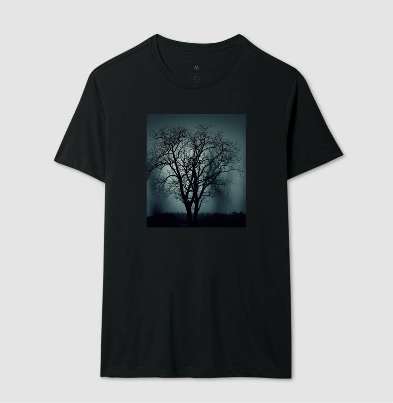 O Invisível que Sustenta | Camiseta Árvore na Névoa - Camiseta