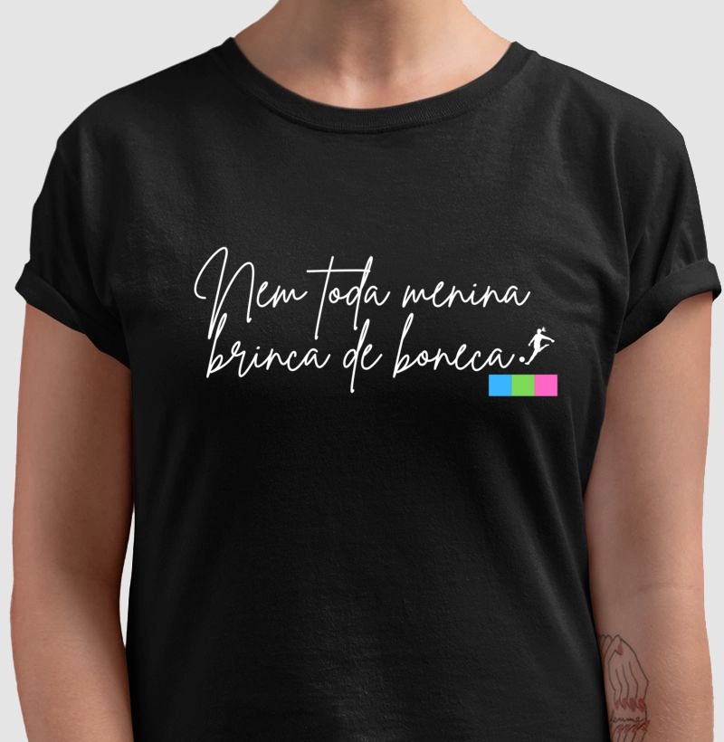 Camiseta Nem Toda Menina Brinca de Boneca