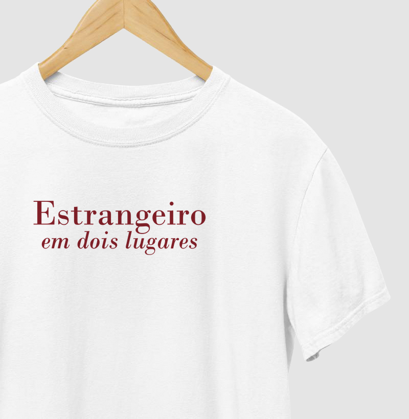 Camiseta Estrangeiro em Dois Lugares