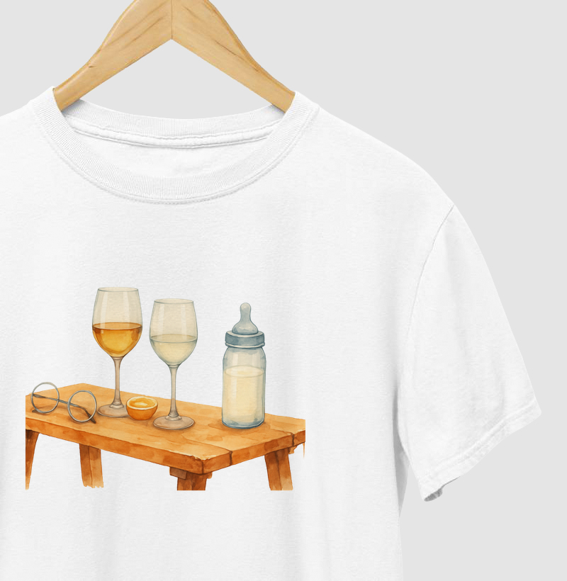 Na mesa dois copos e uma mamadeira