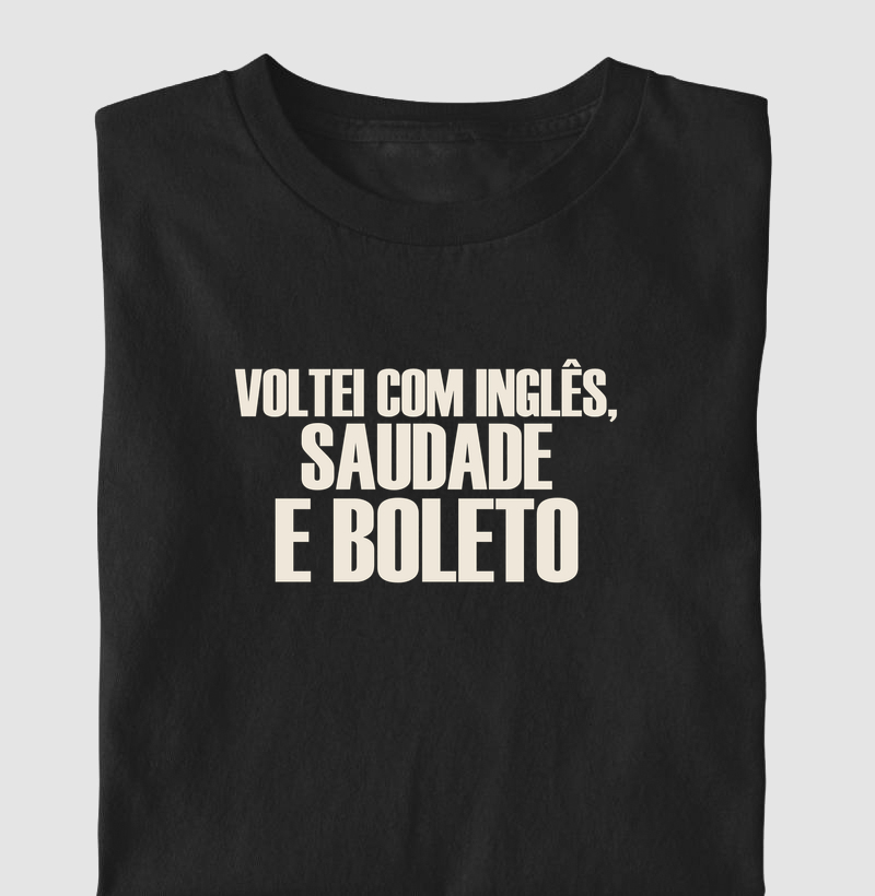 Camiseta Voltei com Inglês, Saudade e Boleto - Camiseta