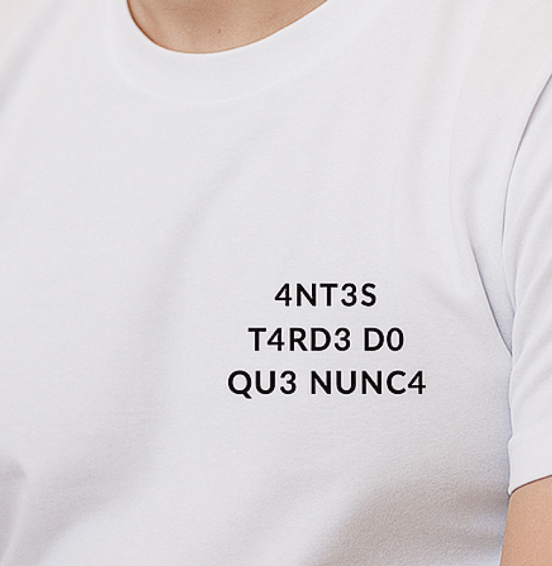 Camiseta minimalista “Antes Tarde Do Que Nunca” – Estampa Moderna