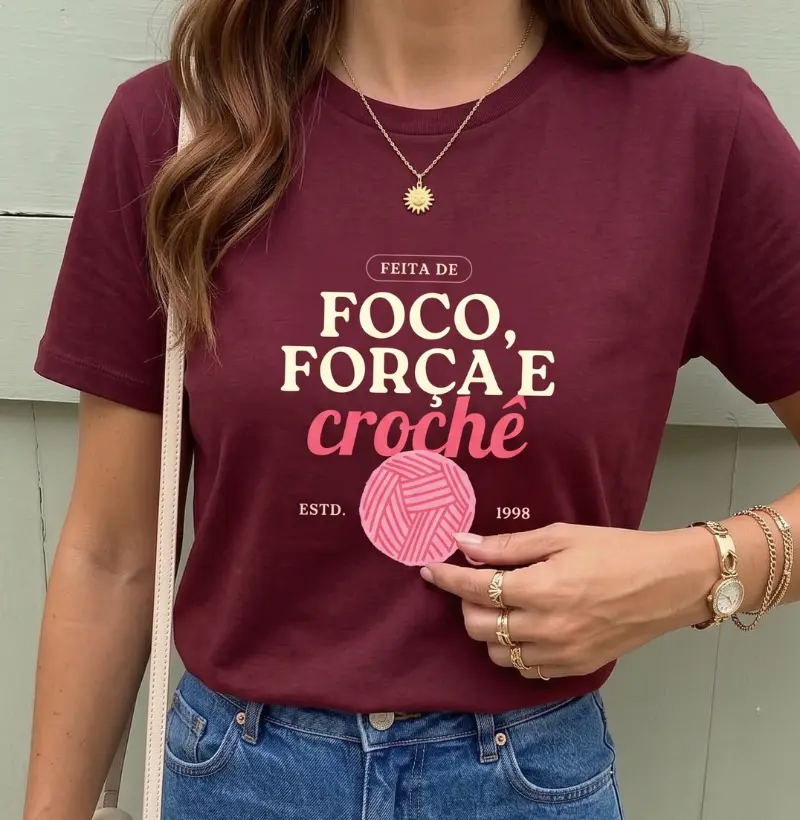Camiseta Frase Foco Força e Crochê Divertida