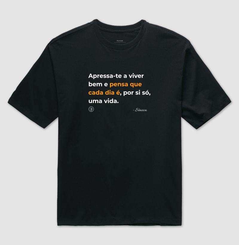Camiseta Filosofia Estocisimo de Sêneca "Apressa-te a viver bem"