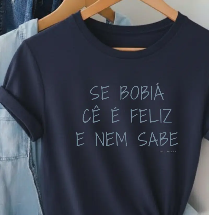 Camiseta Cê é Feliz e Nem Sabe | Frase Mineira | Leveza e Positividade - Algodão Peruano