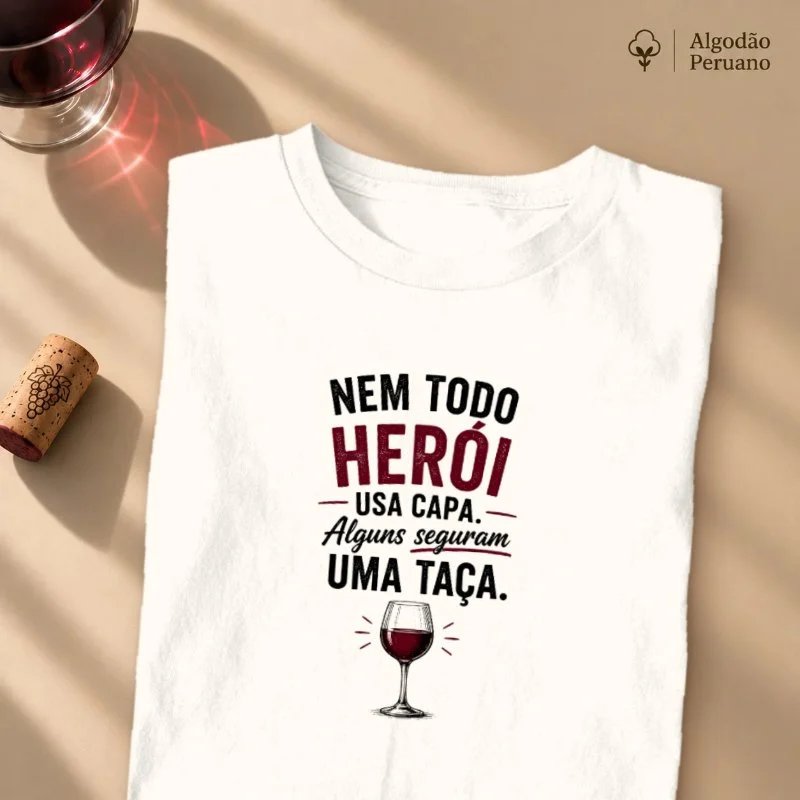 Camiseta Vinho - Nem Todo Herói Usa Capa. Alguns Seguram Uma Taça. - Camiseta Algodão Peruano
