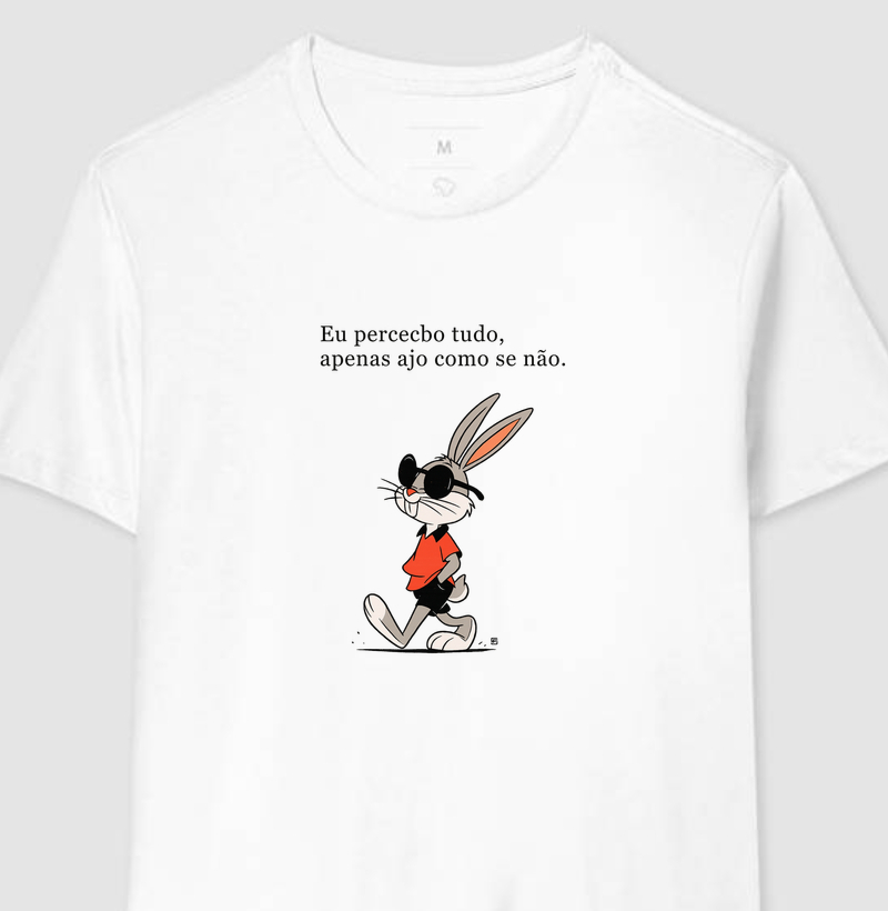 Camiseta Eu percebo tudo, apenas ajo como se não 