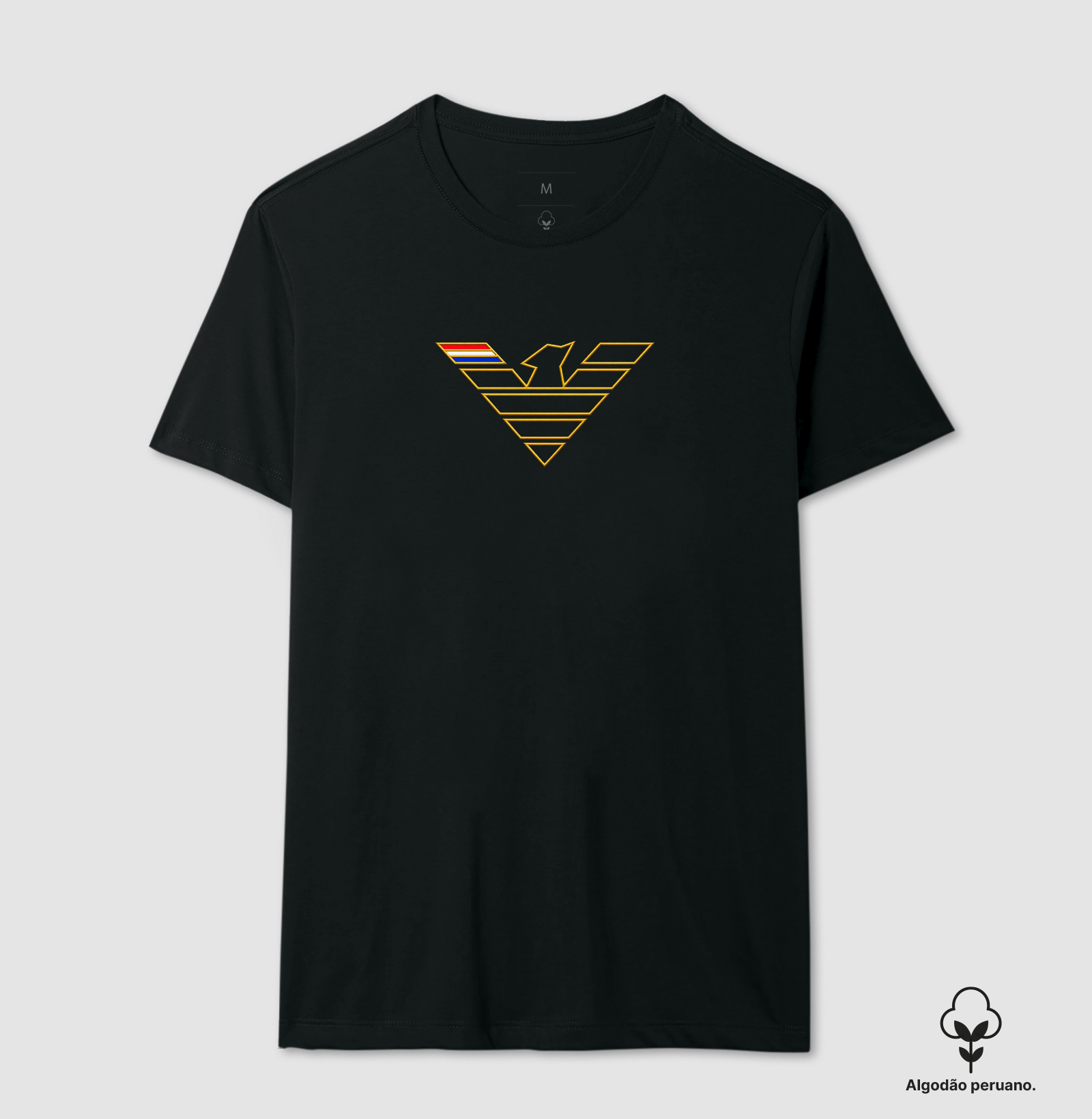 LAHU - O PODER DE QUEM TEM.  Estampa dourada, minimalista e imponente. Linhas limpas, traços precisos, brilho metálico que não grita - se faz sentir. - Camiseta Algodão Peruano