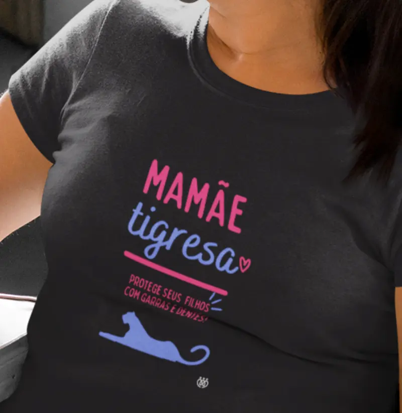 Mamãe tigresa protege seus filhos com garras e dentes