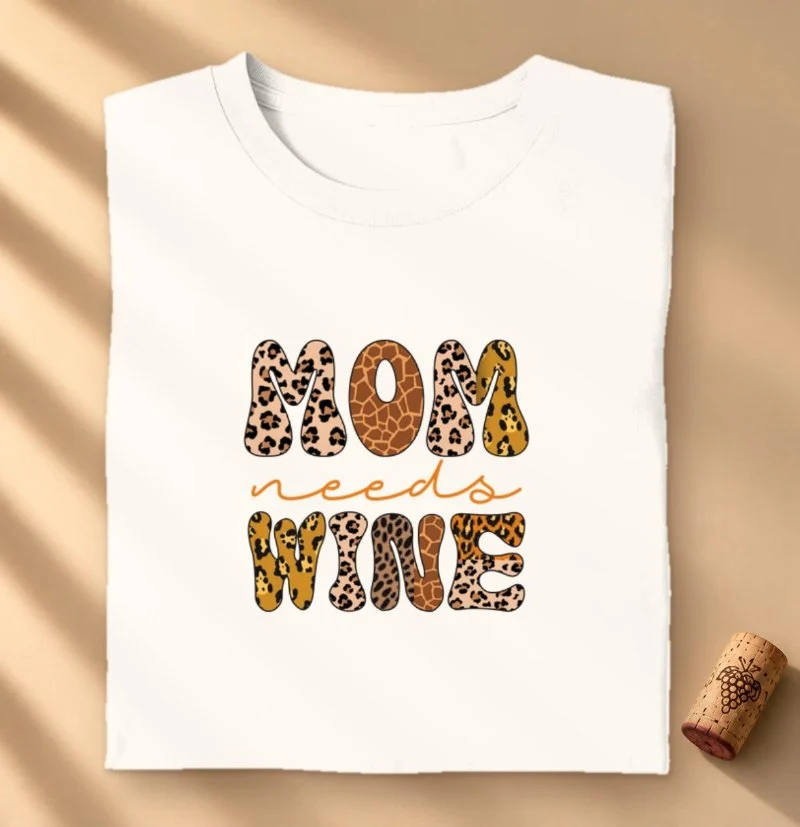 Camiseta Mom Needs Wine