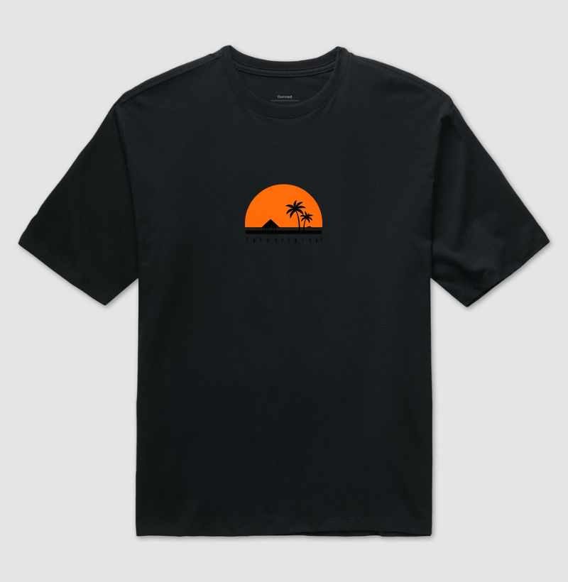 Essa estampa é um exemplo encantador do poder do minimalismo. Com poucos elementos — um grande sol alaranjado ao fundo, duas palmeiras negras e uma cabana simples — ela transmite uma sensação de tranquilidade tropical e liberdade - Camiseta Oversized