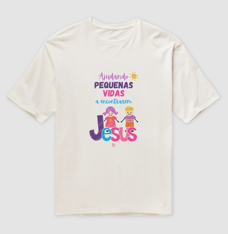 Ajudando pequenas vidas a encontrarem Jesus - Camiseta Oversized