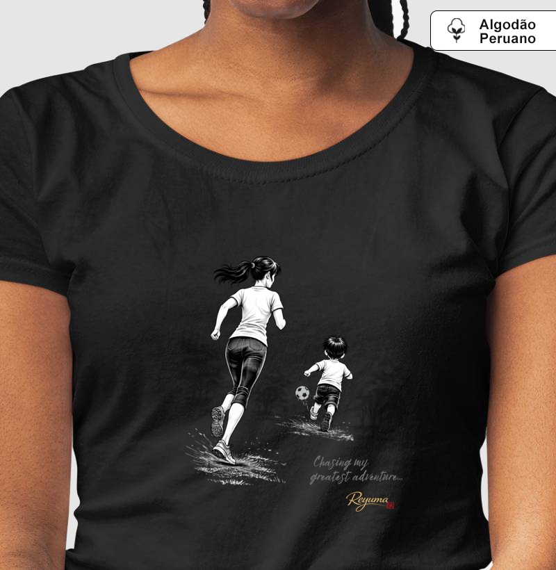 Camiseta Algodão Peruano Futebol "Chasing my greatest adventure..." - Mãe e filha