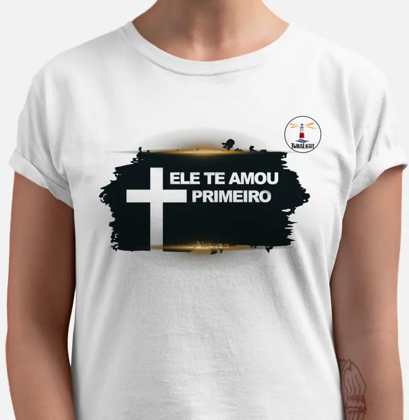 Ele te amou primeiro camiseta qualidade Reserva