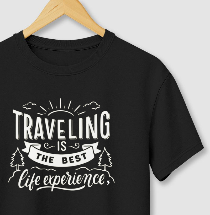 Camiseta Traveling is The Best Life Experience | Frase Viagem Vintage | Colecao Viciados em Viagem
