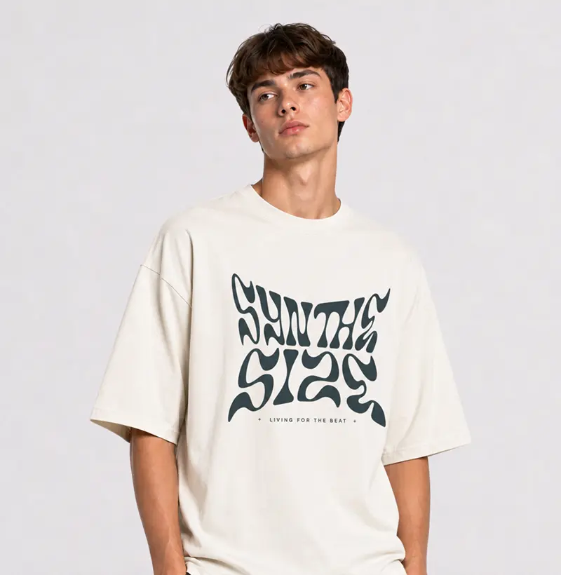 SYNTHESIZE, LIVING FOR THE BEAT. — Camiseta Oversized