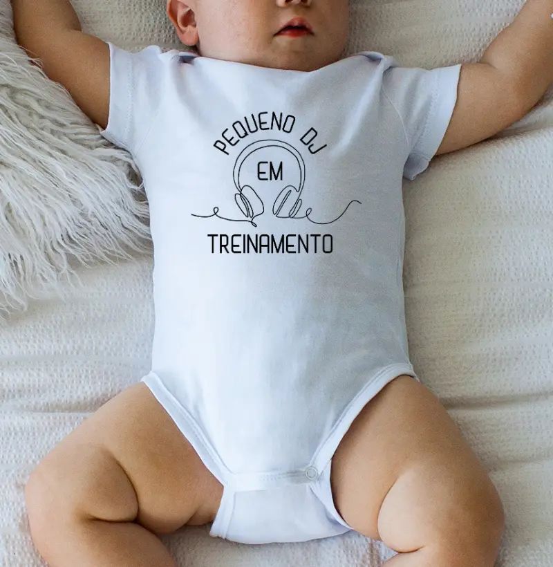 Pequeno DJ em treinamento