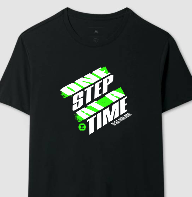 Camiseta com Frase “One Step at a Time - Calma Jovem” [DXP PRE-SEASON]