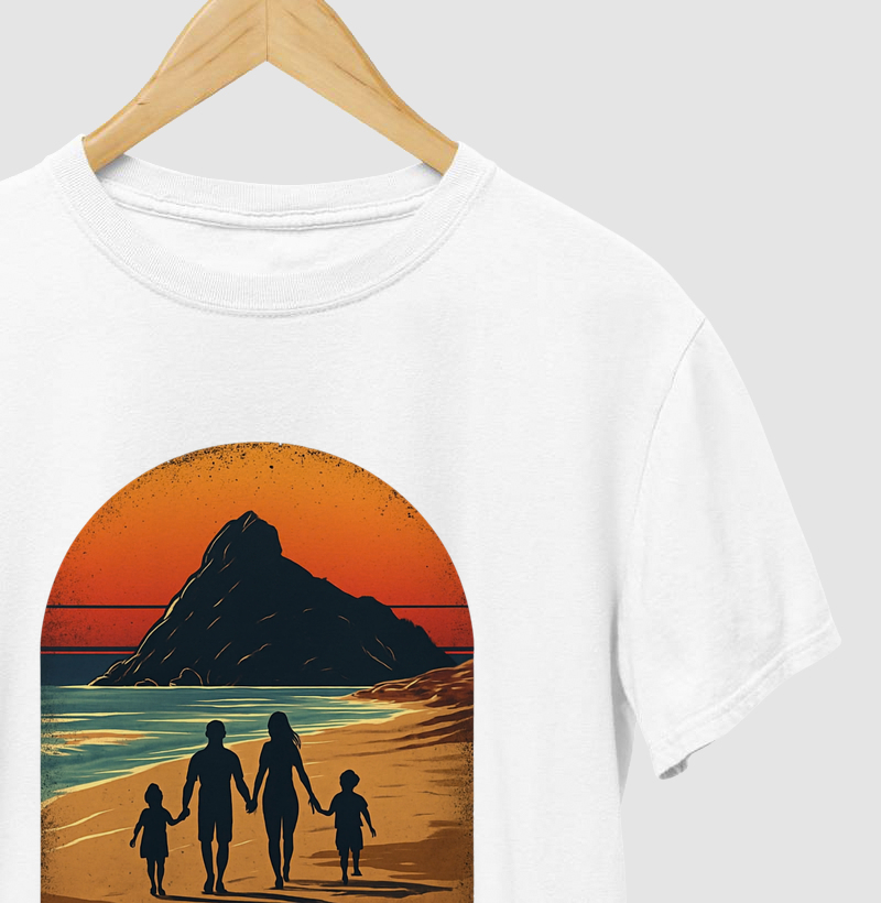 Família caminhando na praia