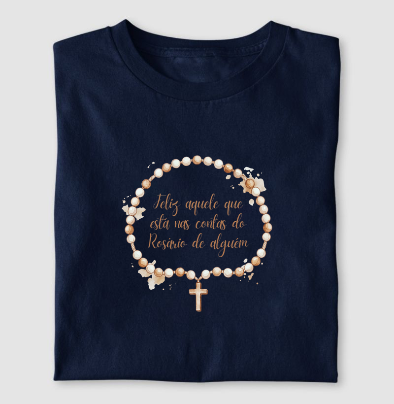 Camiseta Feliz é Aquele Que Está Nas Contas do Rosário de Alguém