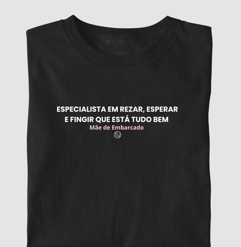Camiseta Especialista em Rezar - Mãe de Embarcado 
