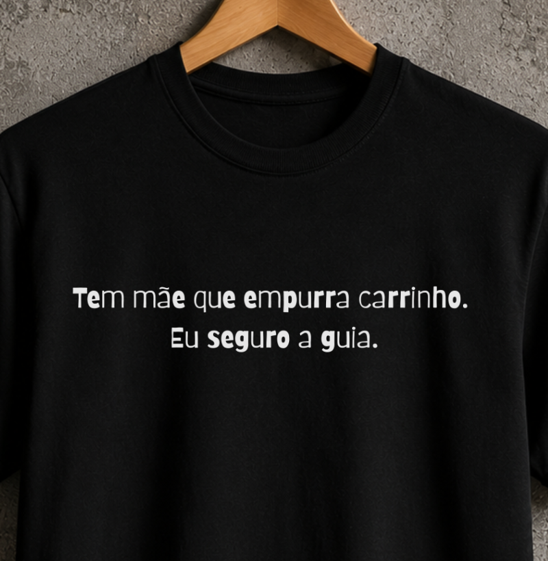 Tem mãe que empurra carrinho eu seguro a guia