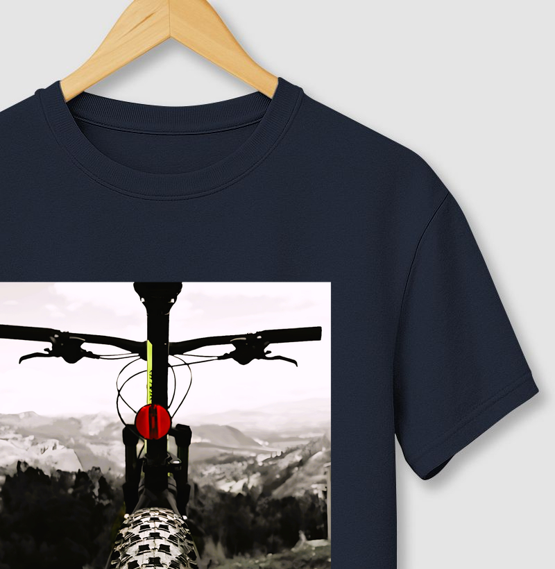 Camiseta - A Melhor Vista é Entre o Guidão | Camiseta Casual MTB