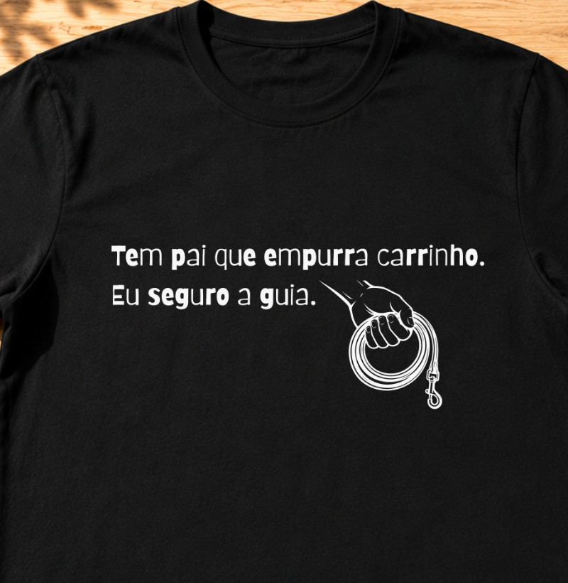Tem pai que empurra carinho, eu seguro a guia