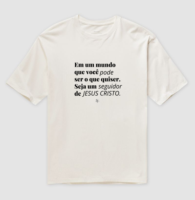 Em um mundo que você pode ser o que quiser, seja um seguidor de Jesus Cristo - Camiseta Oversized