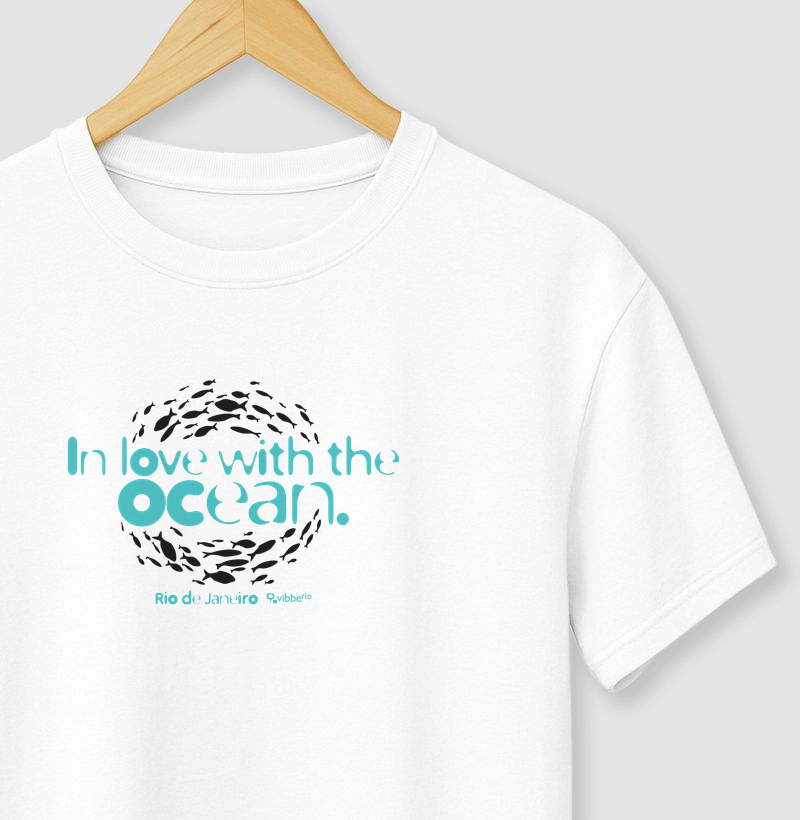 IN LOVE WITH THE OCEAN. - Camiseta