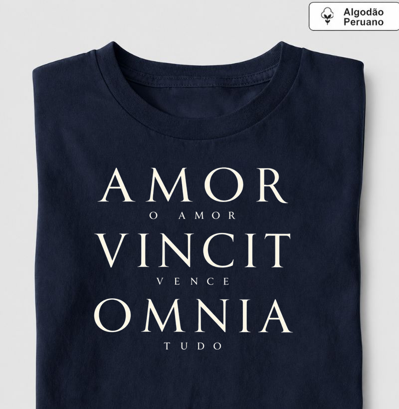 Amor Vincit Omnia — O Amor Vence Tudo - Camiseta Algodão Peruano