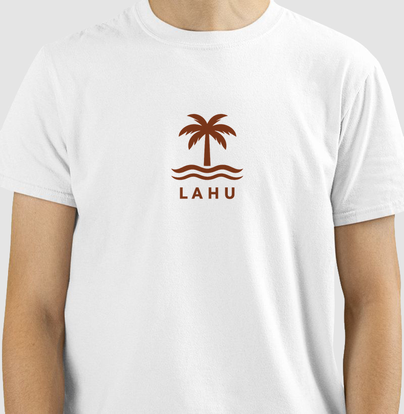 “Vista o verão o ano inteiro. A estampa LAHU é mais que um visual — é um estilo de vida. Inspirada nas praias tropicais e na leveza dos dias ensolarados, ela combina elegância natural e vibração positiva. Ideal para quem busca conforto, atitude e um toque de natureza em cada detalhe.” - Camiseta
