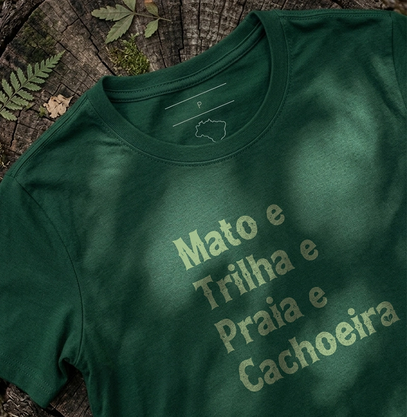 Mato e trilha e praia e cachoeira 