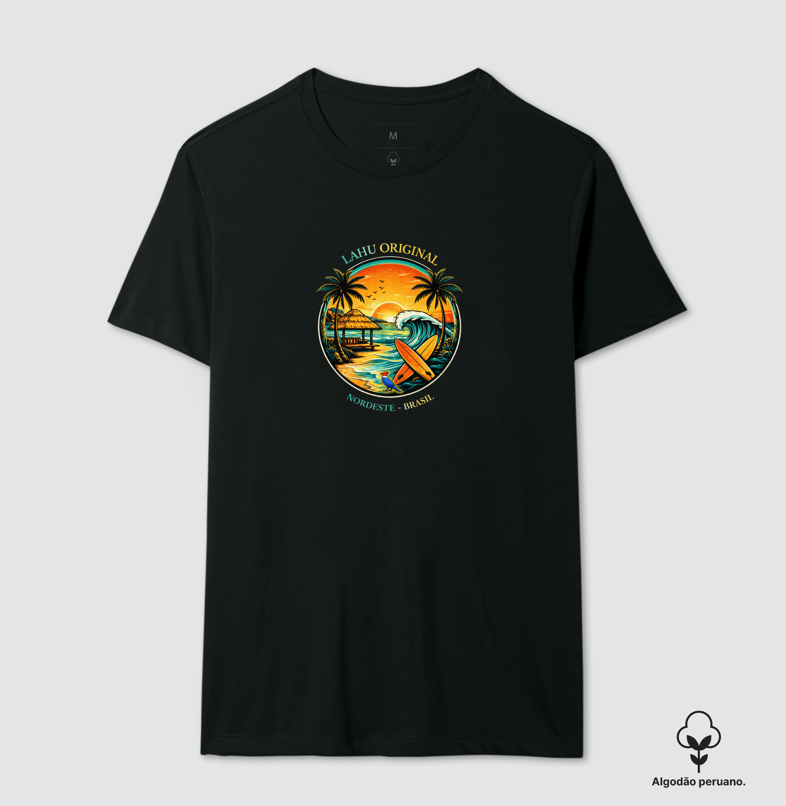 A “Lahu Original” captura o estilo de vida leve e autêntico das praias do Nordeste — sol, mar e boas vibrações. É uma estampa que fala diretamente ao coração de quem ama o litoral e o espírito surfista, tornando-se um sucesso absoluto entre os fãs da marca.