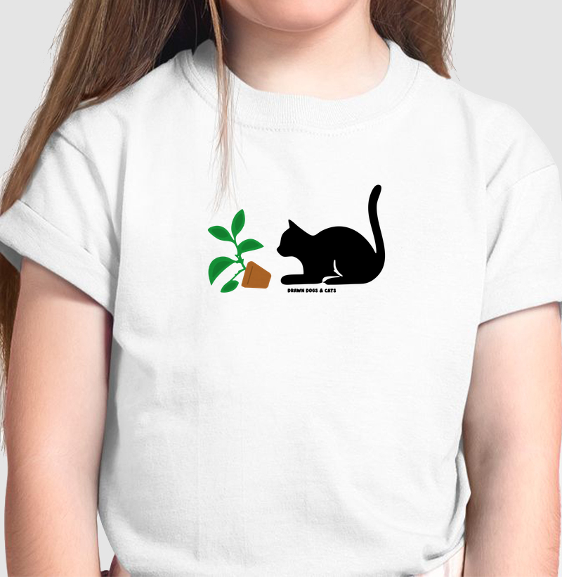 Gato abaixado ao lado do vaso