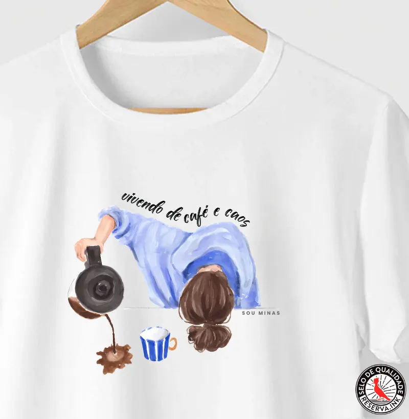 Camiseta Vivendo de Café e Caos | Realidade Cotidiana