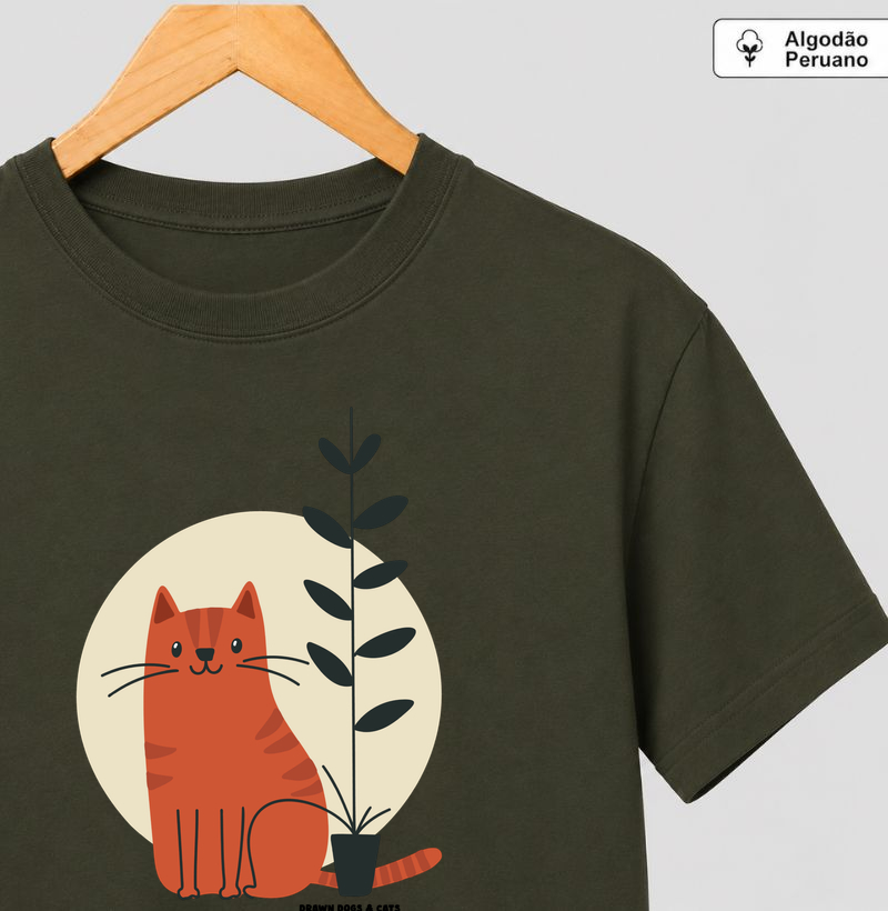 Gato laranja, fundo claro e vaso de planta