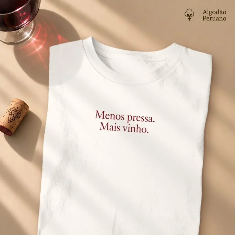 Camiseta Menos Pressa. Mais Vinho. - Camiseta Algodão Peruano