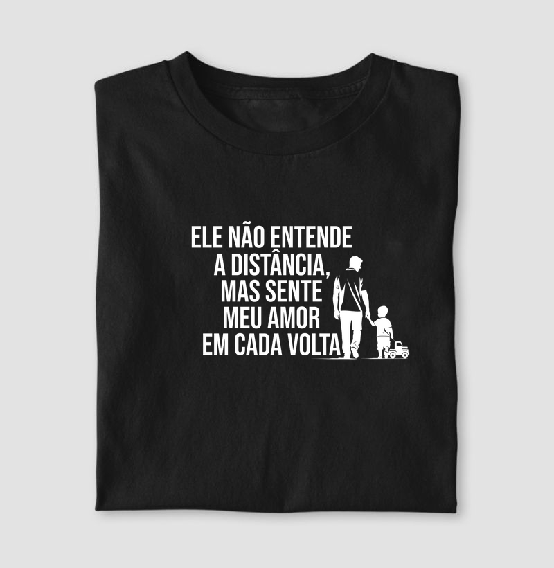 Ele não entende a distância, mas sente meu amor em cada volta.