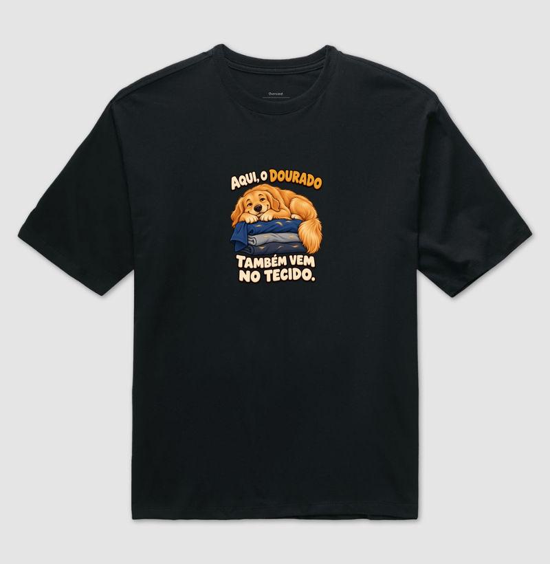 Aqui, o dourado também vem no tecido. - Camiseta Oversized