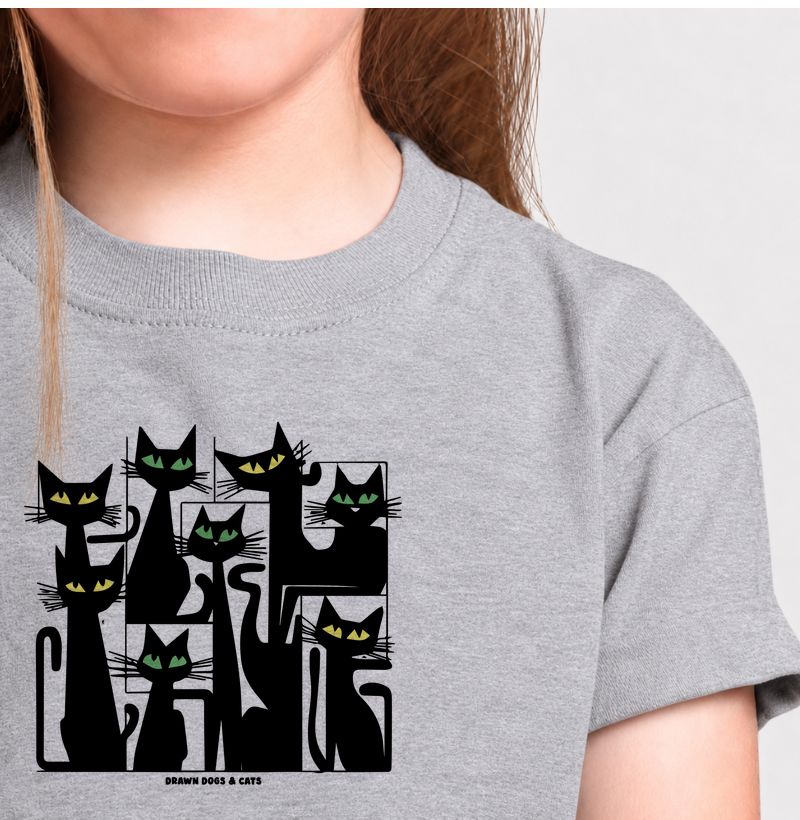 Varios gatos pretos
