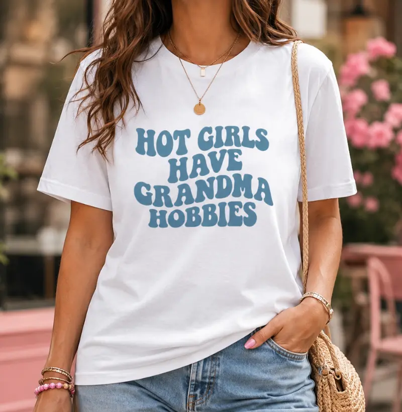 Camiseta Hot Girls Have Grandma Hobbies Aesthetic Frase