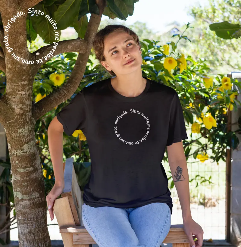 Um mantra para cura e conexão. Comece com a humildade de 'Sinto Muito', siga para a libertação com 'Me Perdoe', mergulhe no oceano do amor com 'Te Amo', abrace a gratidão com 'Sou Grato' e termine com a doçura do 'Obrigado'. Estas palavras não são apenas frases estampadas, são promessas de autenticidade, compaixão e crescimento. Use esta camiseta como um lembrete constante de que o poder da transformação está em suas mãos. 🌟 #CicloDeCura #PalavrasQueCuram"