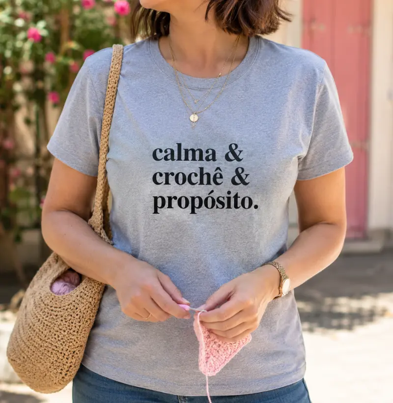 Camiseta Frase Calma, Crochê e Propósito