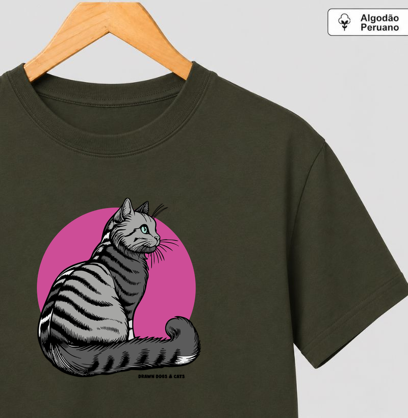 Gato cinza e fundo rosa