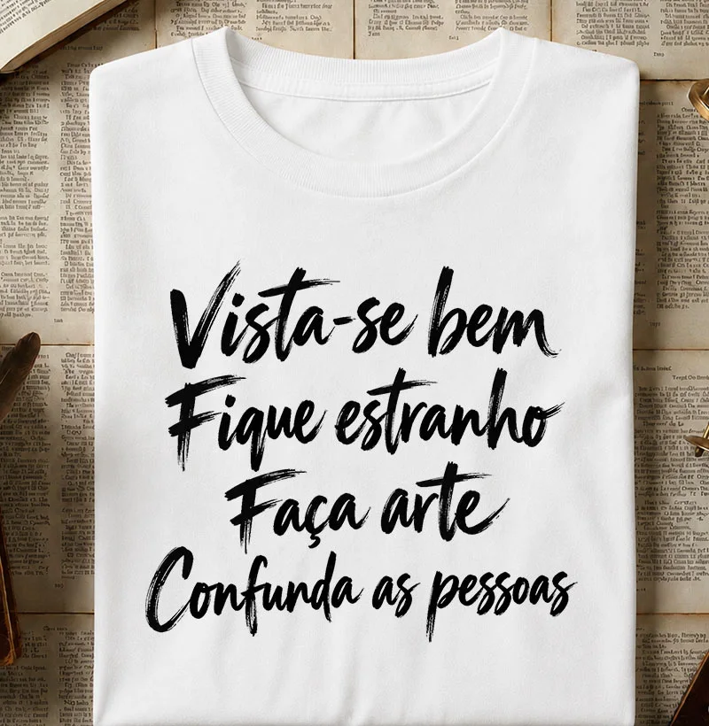 Vista-se bem, fique estranho, faça arte, confunda as pessoas - Camiseta