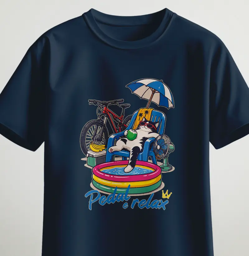 Gatinho ciclista preguiçoso