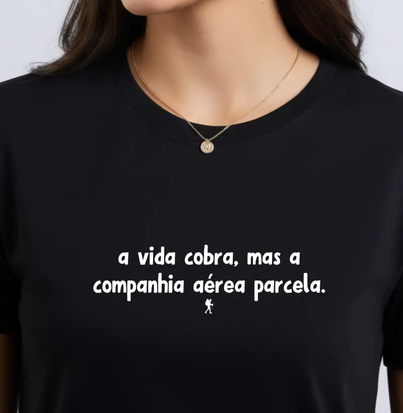 Camiseta A Vida Cobra mas a Companhia Aerea Parcela | Humor Viagem Tipografia | Colecao Viciados em Viagem