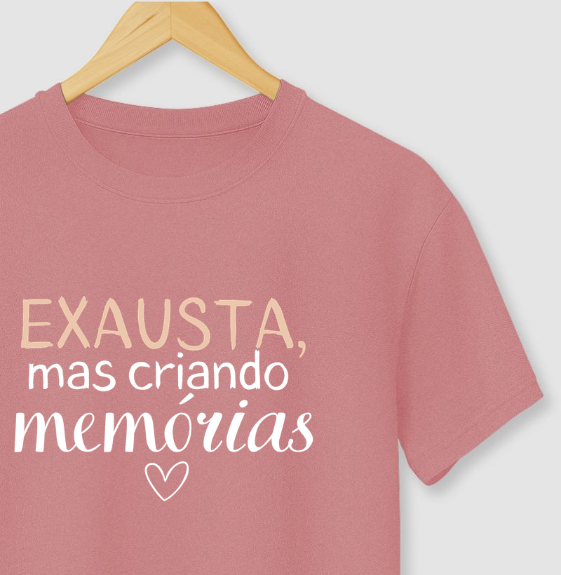 Camiseta "Exausta, mas criando memórias" – Maternidade real estampada no peito